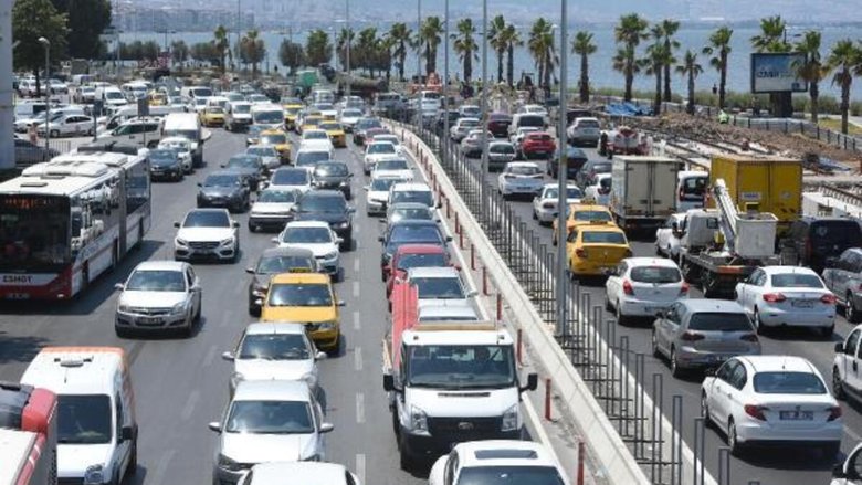 İzmir’de trafiğe kayıtlı kaç araç var? Yüzde 4,5 artış oldu