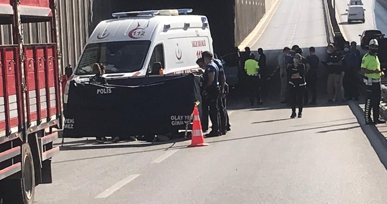 Üst geçitten düşen gence kamyon çarptı!