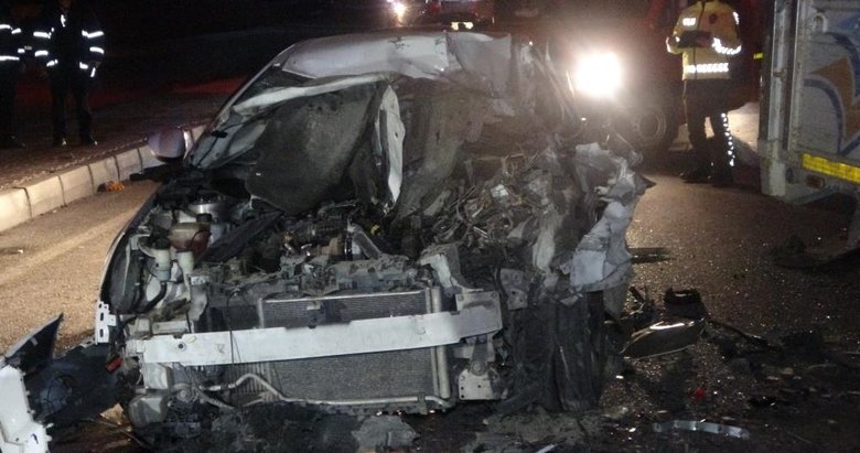 Kontrolü kaybeden otomobil, hayvan yüklü kamyona çarptı: 5 yaralı
