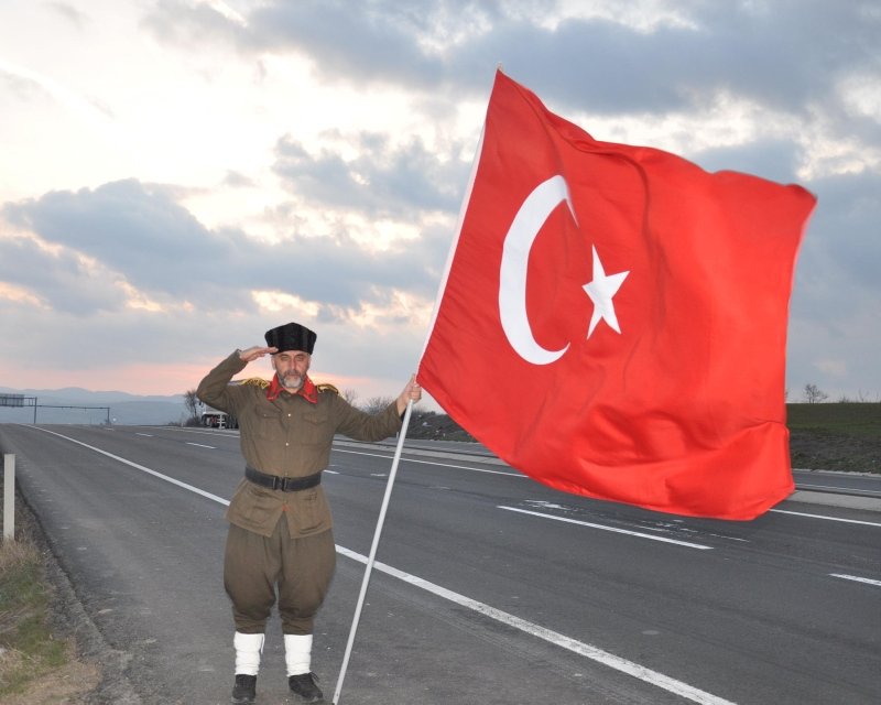 Bakan Berat Albayrak’tan Çanakkale’ye yürüyen dernek başkanına destek