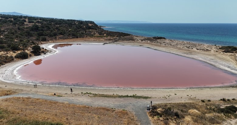 2 bin yıllık antik liman, pembe göle dönüştü. Göl trafiğe kapatıldı