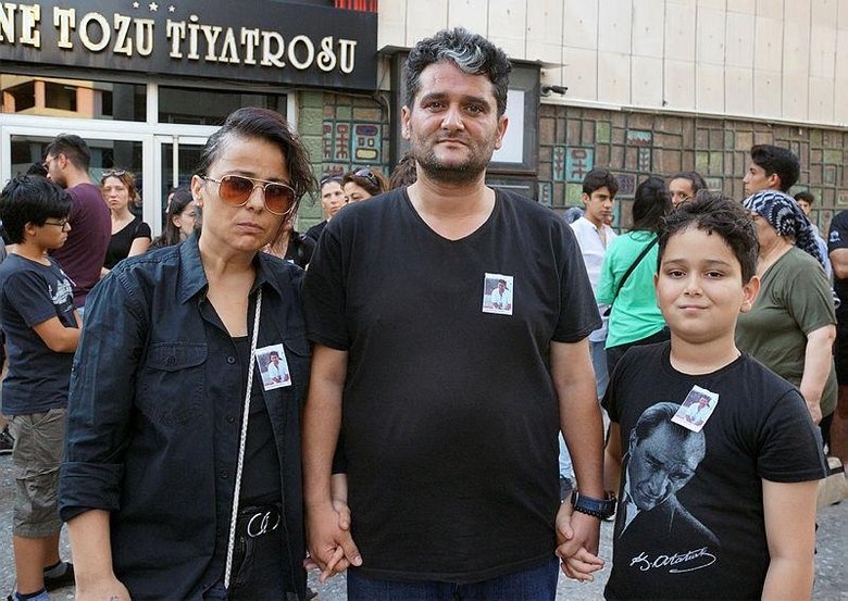 Kazada ölen gencin diploması tiyatro sahnesinde verildi