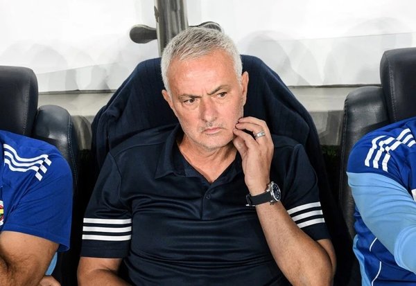 fenerbahcede-mourinho-ile-yollar-ayrildi-1756454705688.jpeg