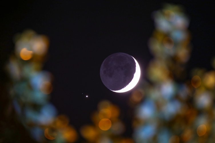 Ay ve yıldız gökyüzünde buluştu