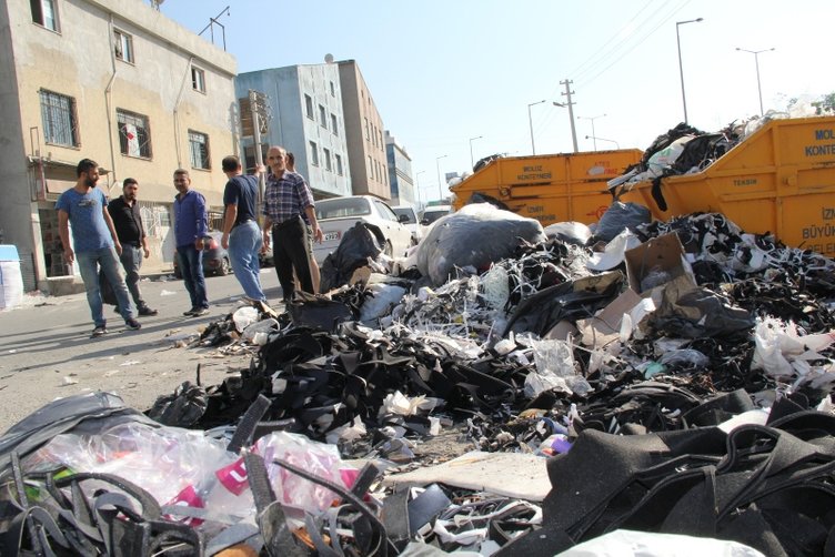 CHP’li Bornova Belediyesi’ndeki çöp yığınları vatandaşı isyan ettirdi .
