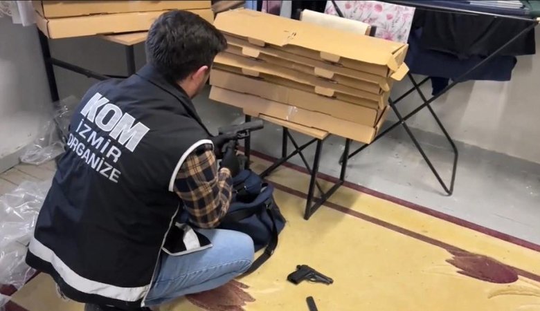 İzmir’de 26 ayrı adrese silah kaçakçılığı baskını: 15 gözaltı