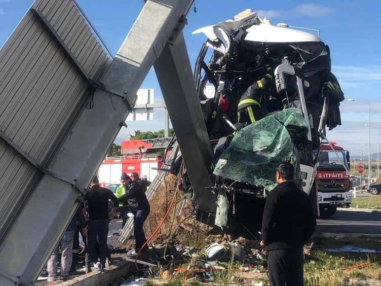 Denizli’de korkunç kaza! Tur otobüsündeki turistleri ölümle burun buruna geldi: 4’ü ağır 20 yaralı