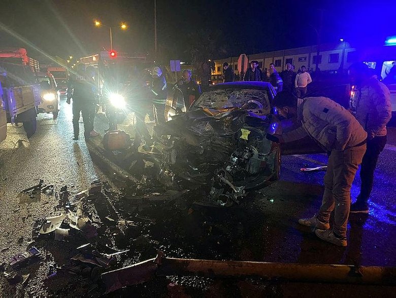 Manisa’da tıra çarpan otomobildeki 3 kişi yaralandı