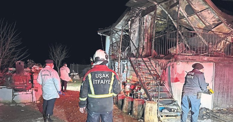 Yaşlı çift alevlerin arasında can verdi