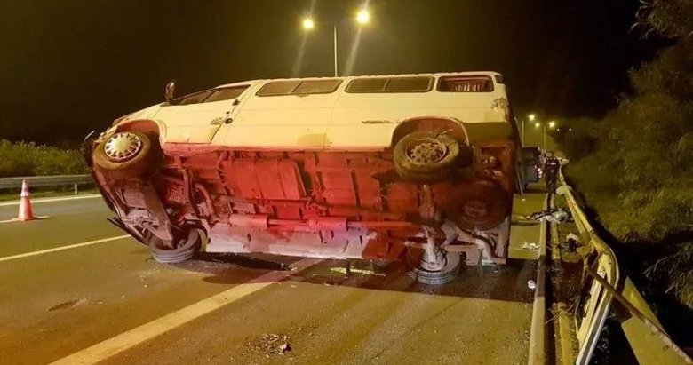 İzmir’de lastiği patlayan minibüs devrildi: 4 yaralı