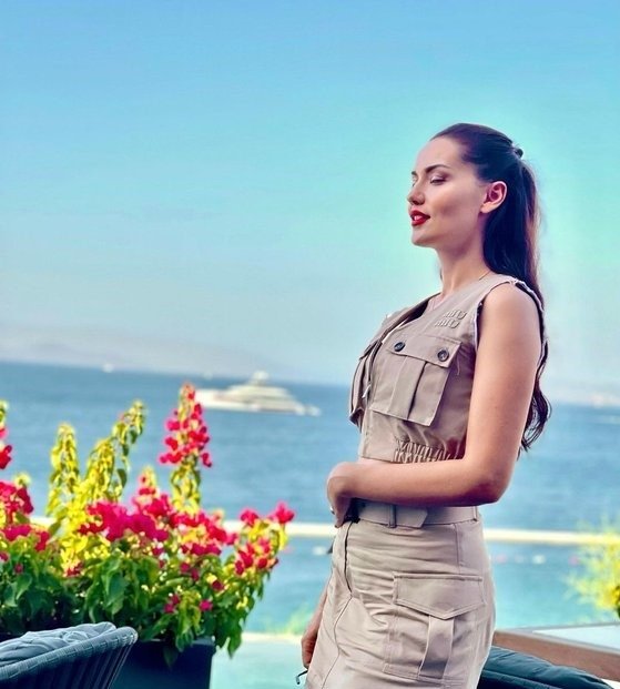 Fahriye Evcen güzelliğiyle mest etti