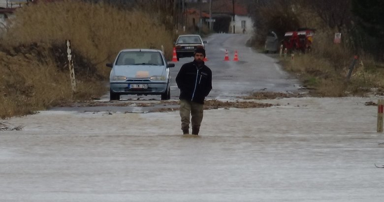 Şiddetli yağış Balıkesir’i de etkisine aldı! Havran Çayı taştı, kara yolu trafiğe kapandı