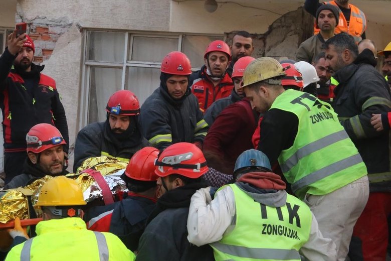 Hatay’da enkaz altında kalan bir kadın 158’inci saatte kurtarıldı