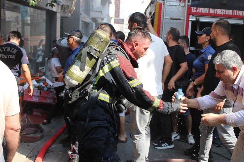 Aydın’da yangın! Çarşıyı duman sardı, göz gözü görmedi
