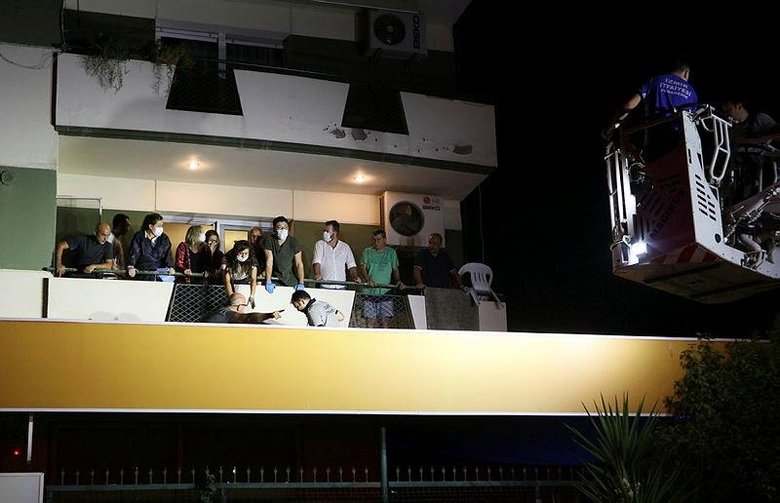 İzmir’de mucize kurtuluş! 5’inci kattan düştü tente sayesinde hayatta kaldı