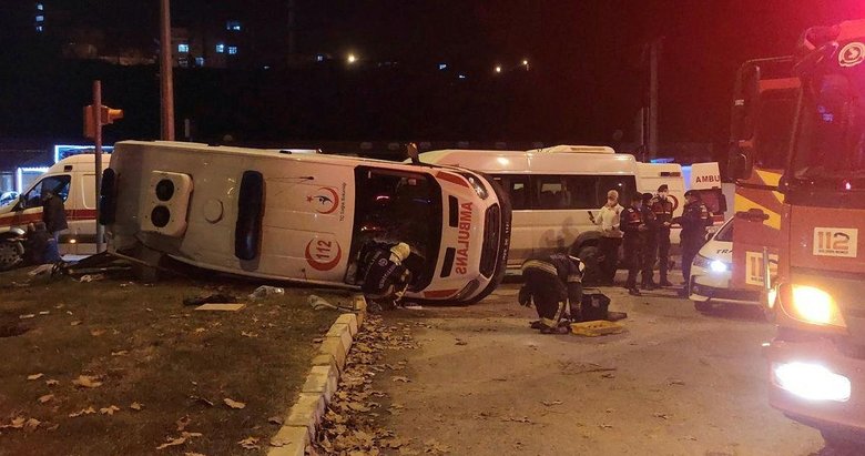 Korkunç kazada can pazarı! Yeni doğan bebek ve annesini taşıyan ambulans ile işçilerin taşındığı minibüs çarpıştı