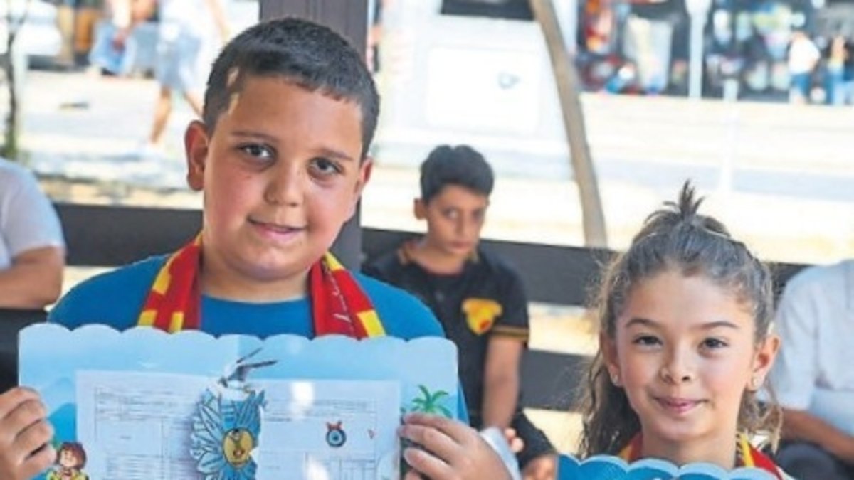 Miniklere karne hediyesi verildi
