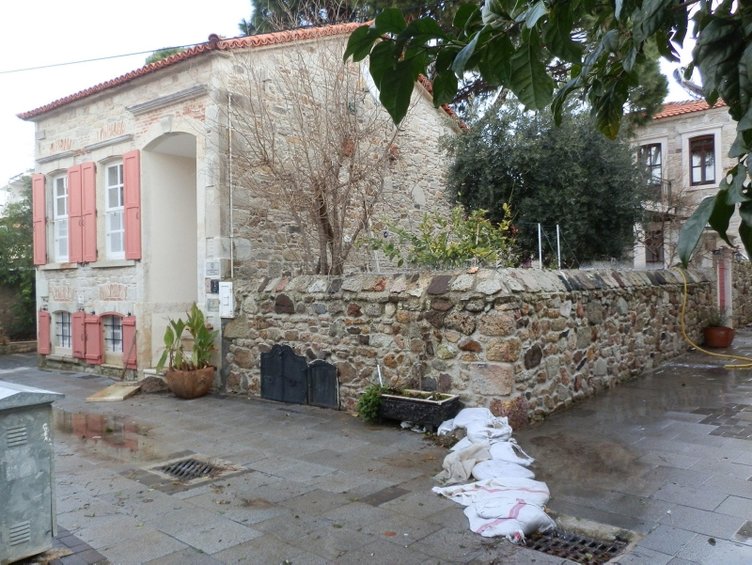 İzmir Foça’da tarihi taş evler sular altında! Sebebi ise yükseltilen yol