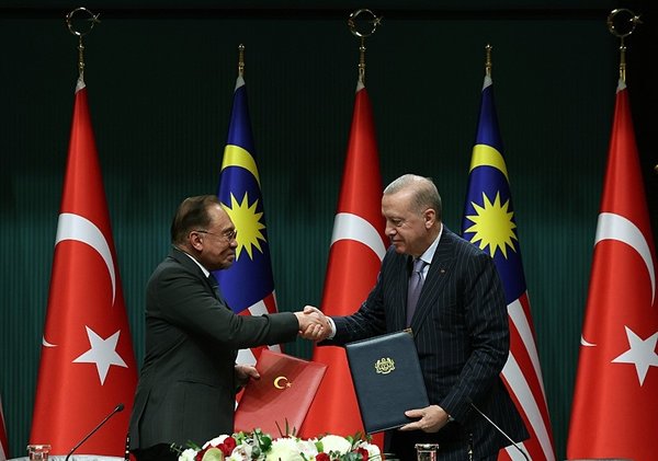 turkiye-ile-malezya-arasinda-7-anlasma-imzalandi-baskan-erdogan-ticaret-hedefimiz-10-milyar-dolar-1767803869330.jpeg
