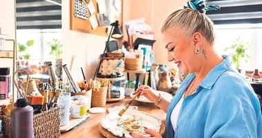 Fırça darbeleri ile kendini buldu