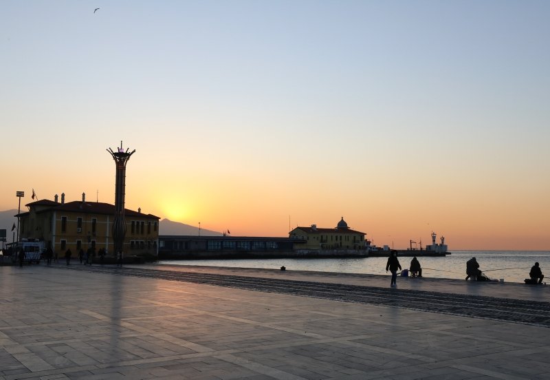 İzmir’de büyüleyen gün batımı