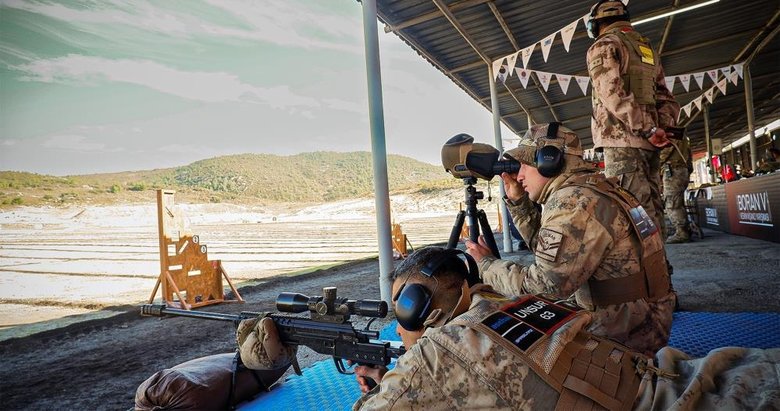 Keskin nişancılar Foça’da yarışıyor