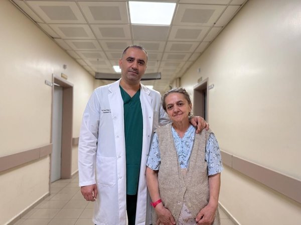 tip-dunyasi-saskin-karnindan-cikti-kabizlik-sandi-ama-gercek-bambaska-cikti-1778424665539.jpeg