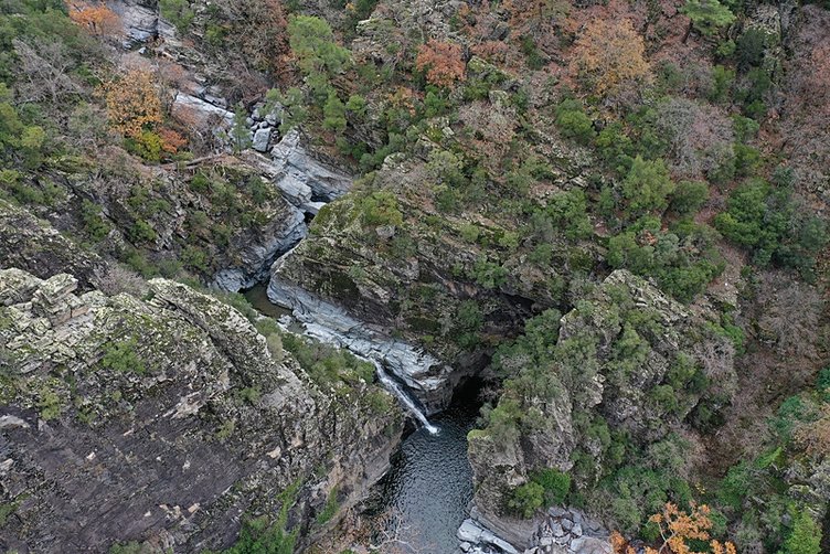 Sislerle kaplanan Kazdağları dronla görüntülendi
