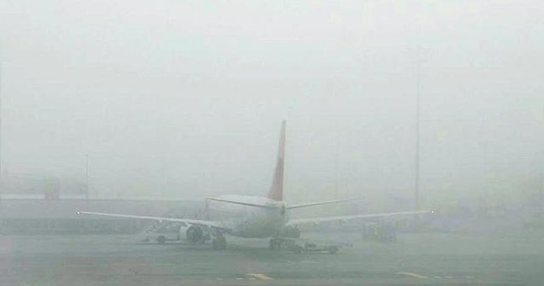 İzmir’de uçak seferlerine sis engeli!