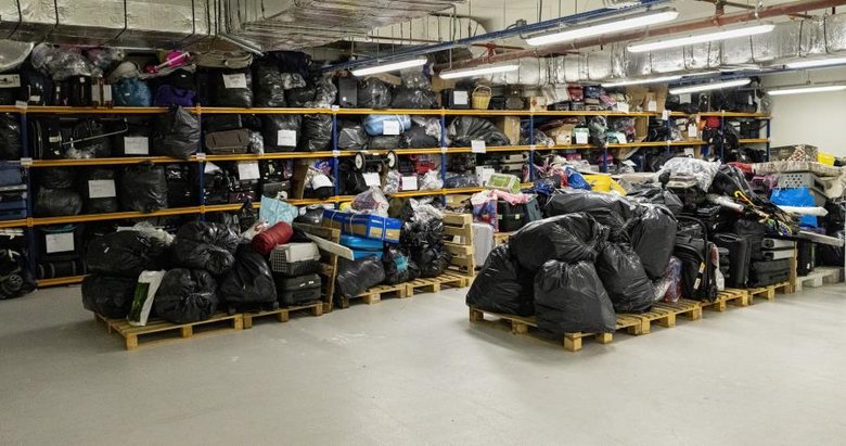 İzmir Adnan Menderes Havalimanı’nda unutulan binlerce eşya sahiplerini bekliyor