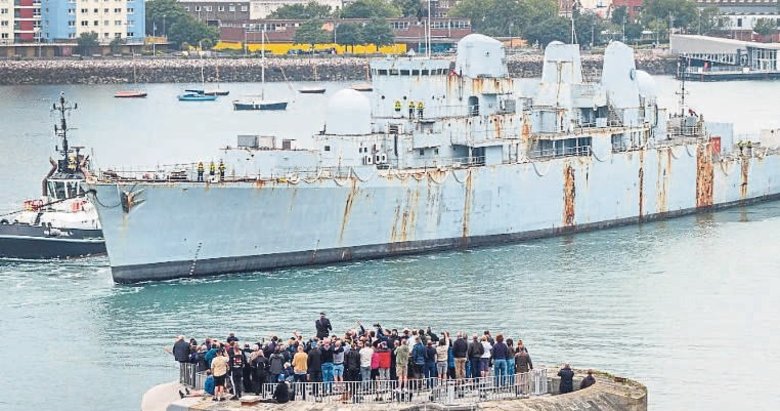 İngilizlerin amiral gemisi rotasını İzmir’e çevirdi