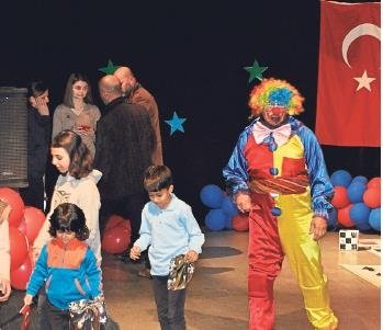 Çocukların yüzündeki bir gülücük için el ele