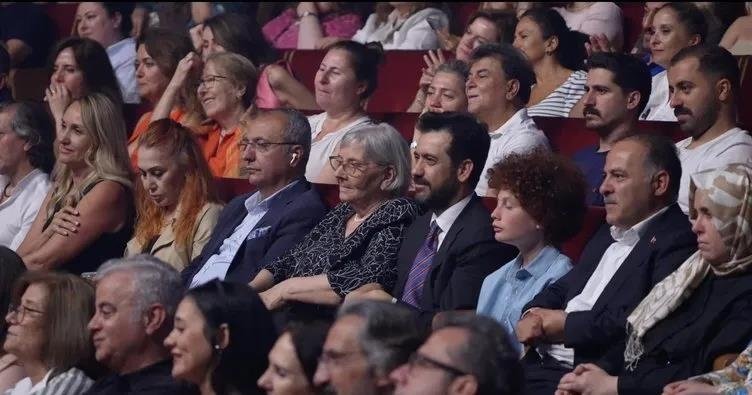 Usta sanatçı Kayahan AKM’de şarkılarıyla anıldı