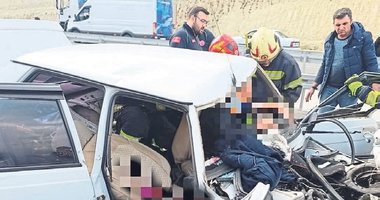 Kamyona arkadan çarpan otomobil hurdaya döndü