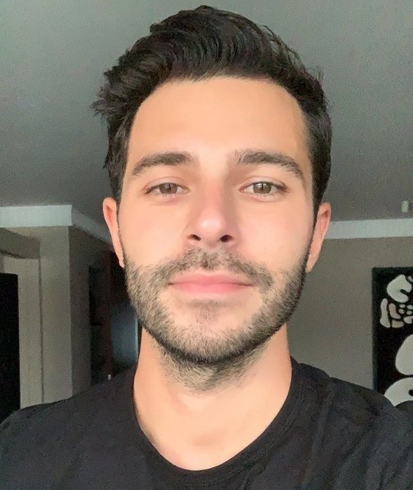 Hande Erçel ile Hakan Sabancı Paris yollarında!