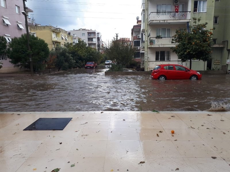İzmirde saÄanak etkili oldu