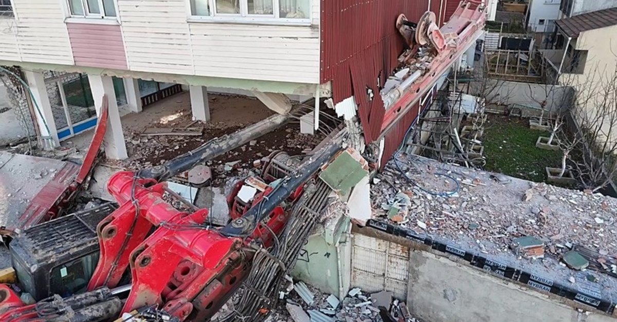 Yok böyle facia! İstanbul Başakşehir'de TIR'ın arkasından kopan vinç 2 aracı ve binayı pert etti