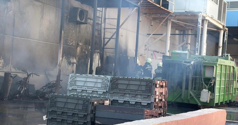 Bodrum’da bir AVM’nin geri dönüşüm alanında çıkan yangın korkuttu