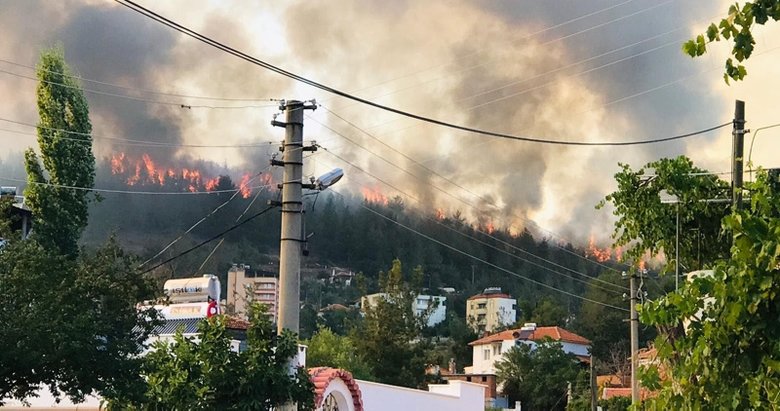 Kavaklıdere’de alevler yerleşim yerlerine ulaştı