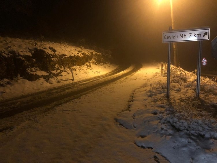 İzmir beyaza büründü! Öğrenci servisi yolda kaldı