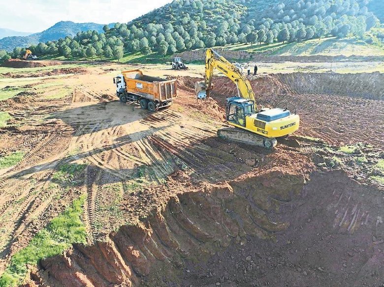 Okulu yapmıyor hastaneyi yaptırmıyor!