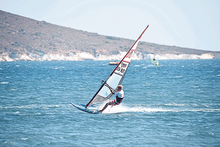 Çocuklar yararına sörf yaptılar