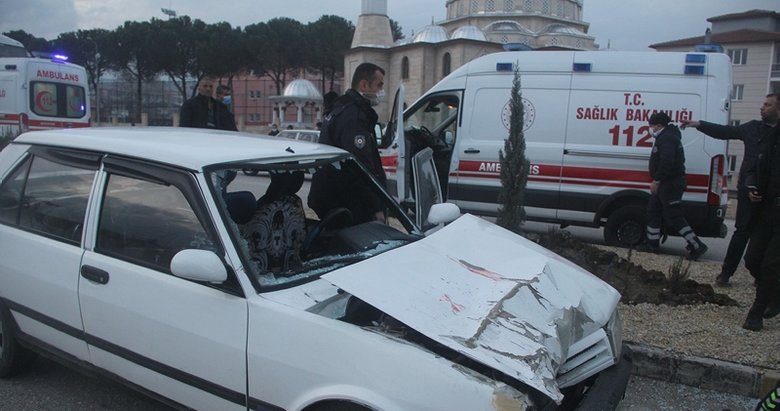 Manisa’da TIR’a çarpan otomobildeki 5 kişi yaralandı
