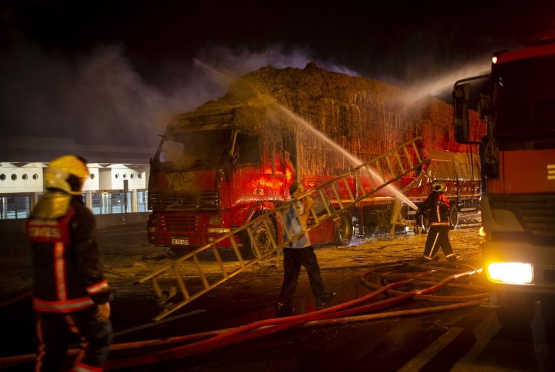 Saman yüklü kamyon İzmir’e gelirken yolda alev alev yandı