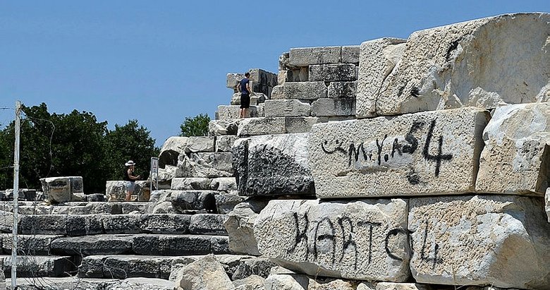 Apollon Tapınağı’ndaki yazılar tepki çekti