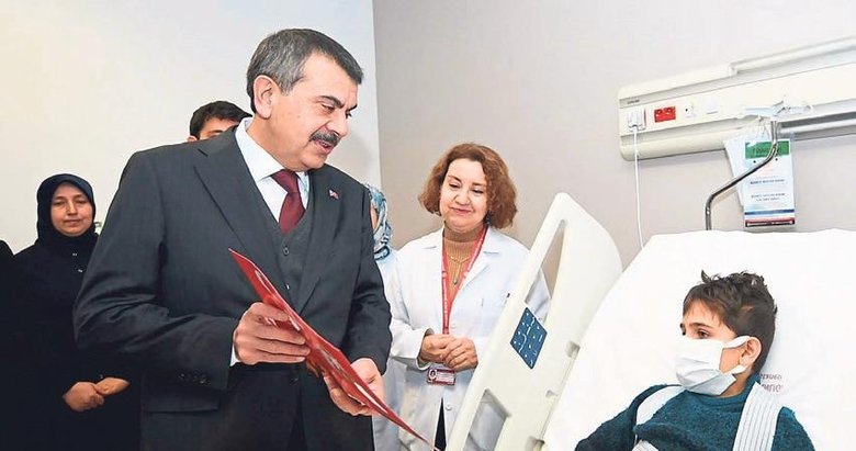 Hastane sınıfında karne heyecanı