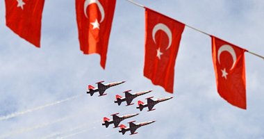 Türk Yıldızları İzmir semalarında! Selamlama uçuşu gerçekleştirdi