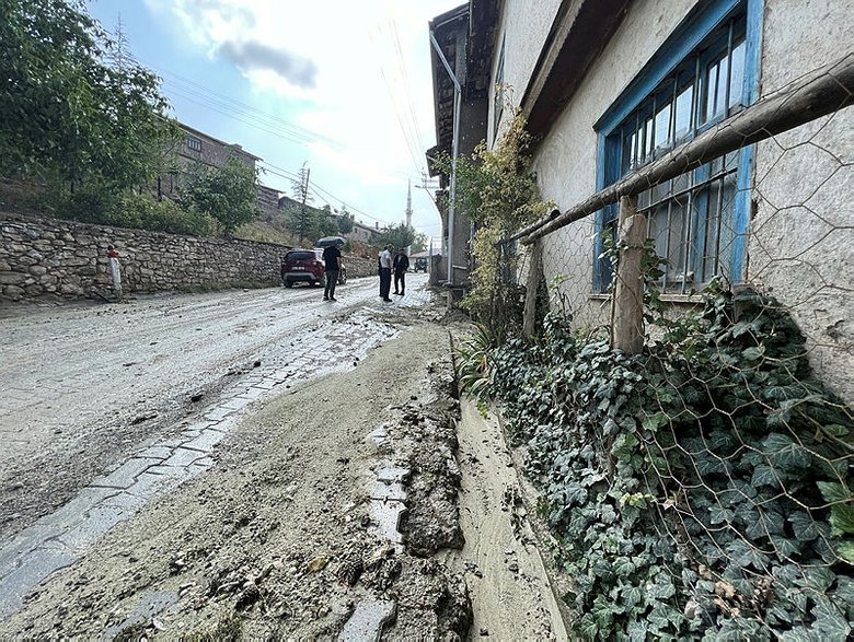 Kütahya’da sağanak bir köyü vurdu