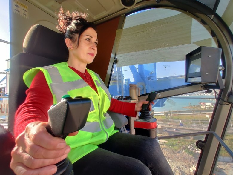 45 yaşında kule vinç ehliyeti alan kadın operatör, İzmir’deki yüksek binalara imzasını atıyor