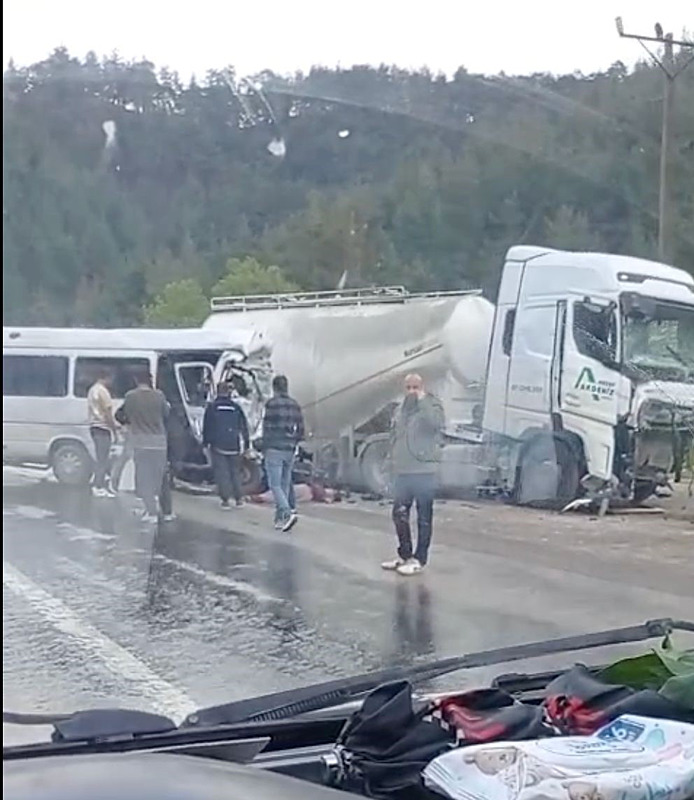 antalya-isparta-kara-yolunda-feci-kaza-7-kisi-oldu-1775663292303.png
